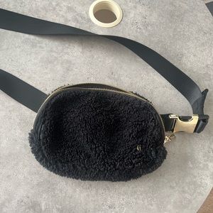 Lululemon Everywhere Belt bag (1L) in black with gold hardware EUC
Black fleece